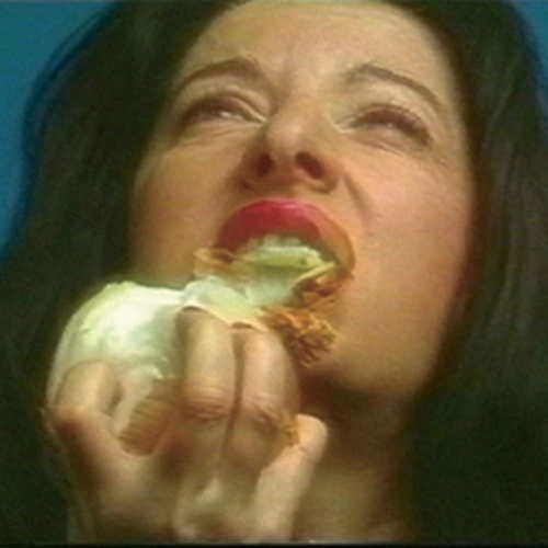 Cebollas sangrientas en un plato de madera